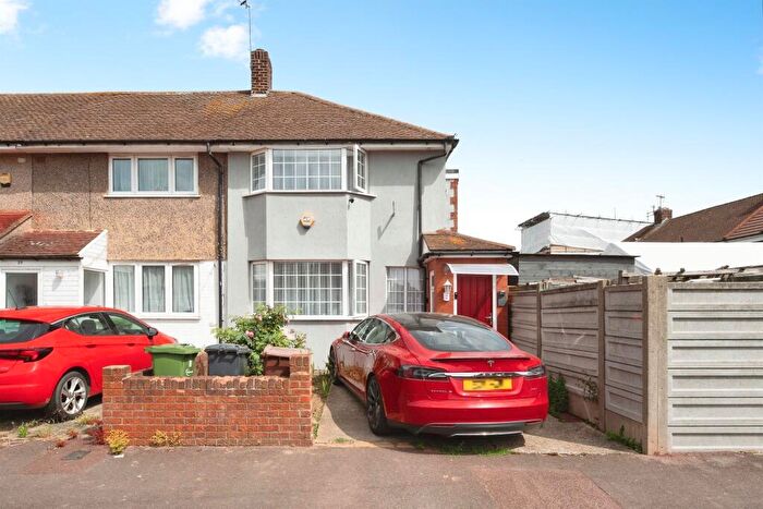 3 Bedroom End Of Terrace House For Sale In Boyne Road, Dagenham, RM10
