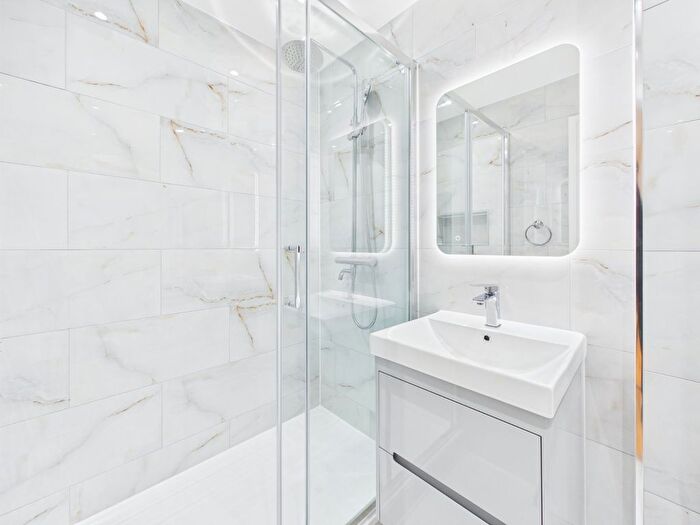 2 Bedroom Flat To Rent In Church Street, Slough, Berkshire, SL1