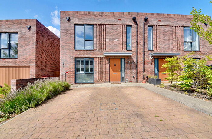 3 Bedroom Semi-Detached House For Sale In Barnes Wallis Way, St Albans, AL2