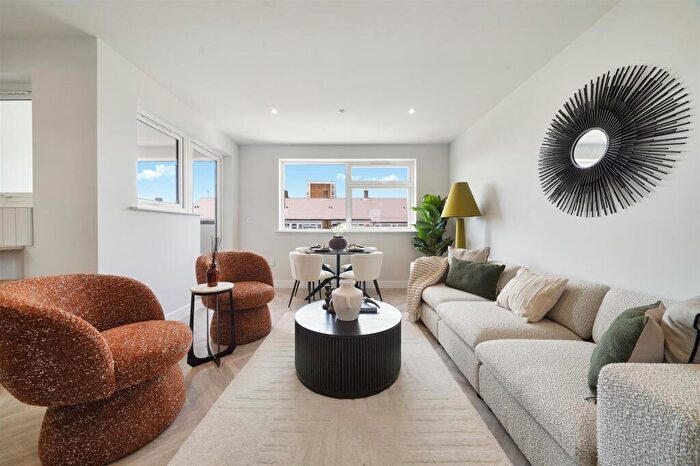 3 Bedroom Apartment For Sale In Flat Portelet Street, London, E1