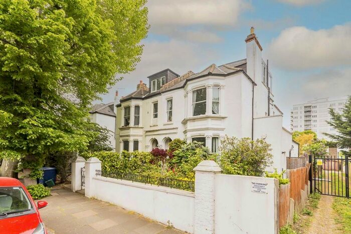 2 Bedroom Flat To Rent In Avenue Gardens, London, W3