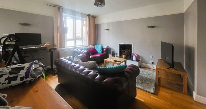 3 Bedroom Flat To Rent In Garratt Lane, Earlsfield, SW17