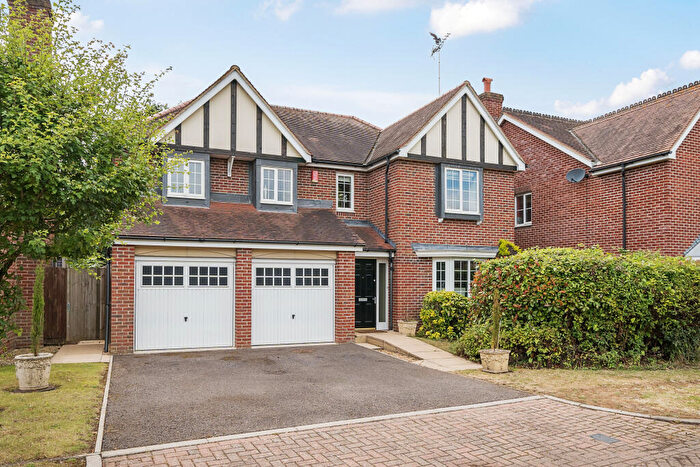 5 Bedroom Detached House For Sale In Eaves Close, Addlestone, KT15