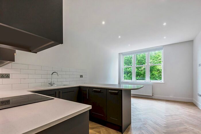 2 Bedroom Flat To Rent In Dukes Ride, Crowthorne, RG45