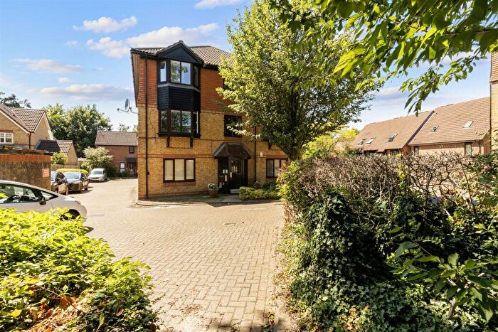 2 Bedroom Flat For Sale In Turnpike Lane, Sutton, SM1