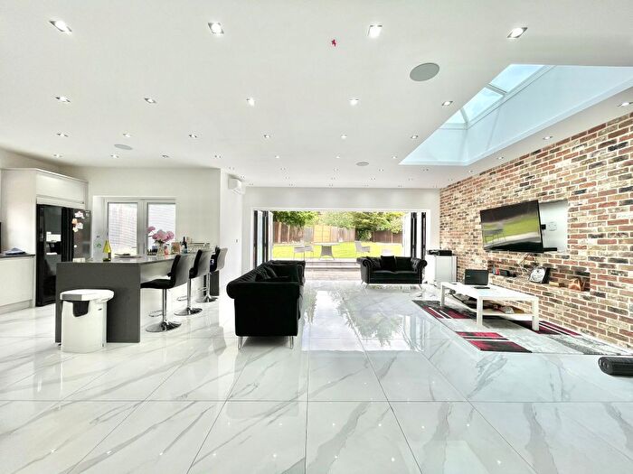 6 Bedroom Semi-Detached House To Rent In Saddlescombe Way, London, N12