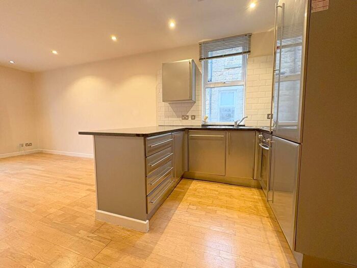 2 Bedroom Flat For Sale In Valley Drive, Harrogate, HG2