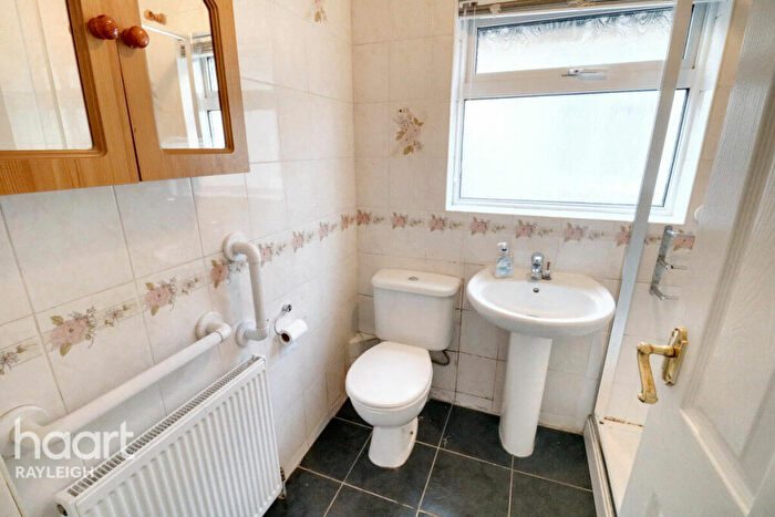 2 Bedroom Semi-Detached Bungalow For Sale In Grove Hill, Leigh-On-Sea, SS9
