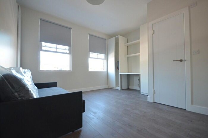 Studio To Rent In Bethnal Green Road, London, E2