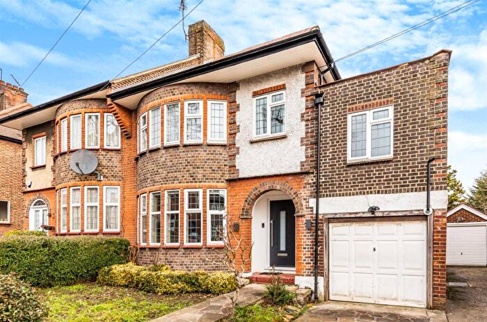 4 Bedroom Semi Detached House For Sale In Saddlescombe Way, Woodside Park, N12