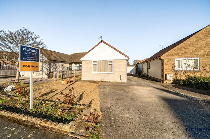3 Bedroom Bungalow For Sale In Severn Avenue, Haydon Wick, Swindon, SN25