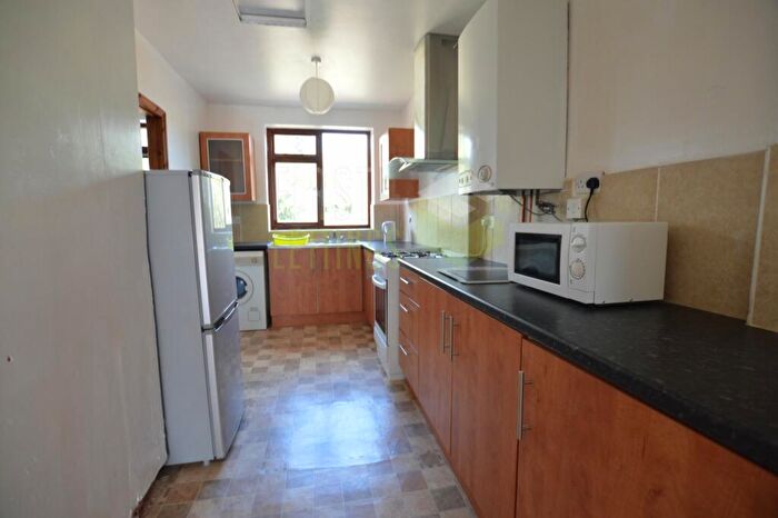 3 Bedroom Semi-Detached House To Rent In Gainsborough Road, Clarendon Park, LE2