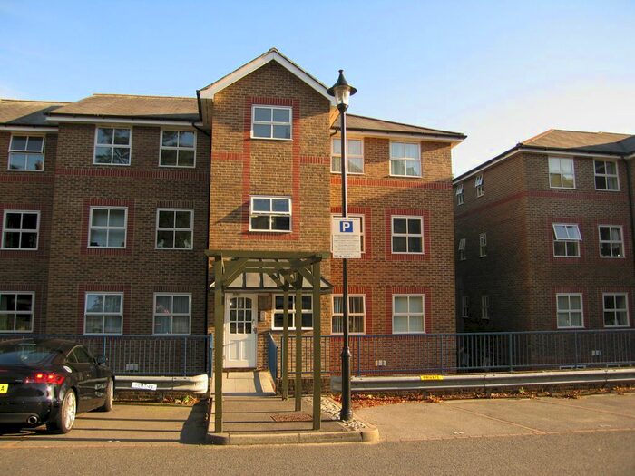 2 Bedroom Flat To Rent In Riverbank Close, Maidstone, Kent, ME15