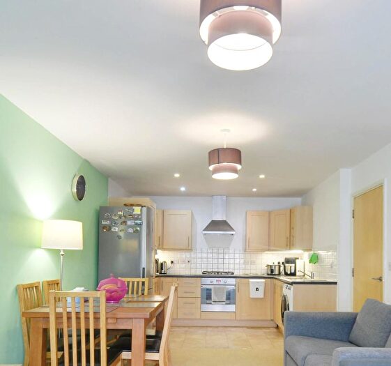 2 Bedroom Flat For Sale In Elmwood Avenue, Feltham, TW13