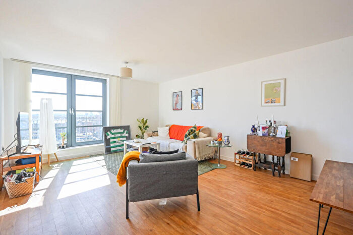 2 Bedroom Flat For Sale In Commercial Road, Limehouse, London, E14