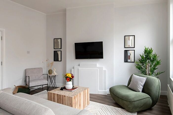 5 Bedroom Flat To Rent In North End Road, Barons Court, W14