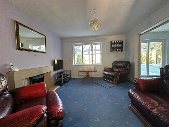3 Bedroom Link Detached House For Sale In Awdry Close, Chippenham, SN14