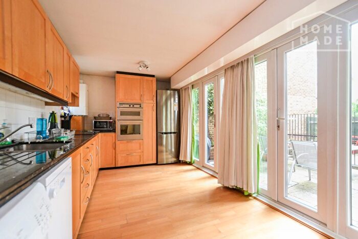 2 Bedroom Flat To Rent In Huguenot Court, Shoreditch, E1