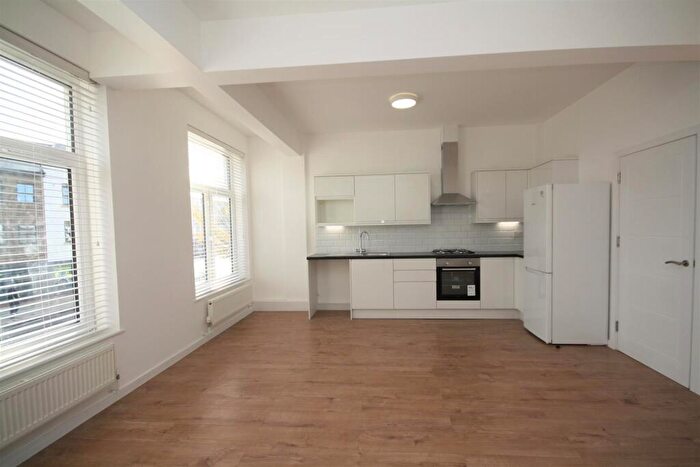 2 Bedroom Flat To Rent In Turners Hill, Cheshunt, Waltham Cross, EN8