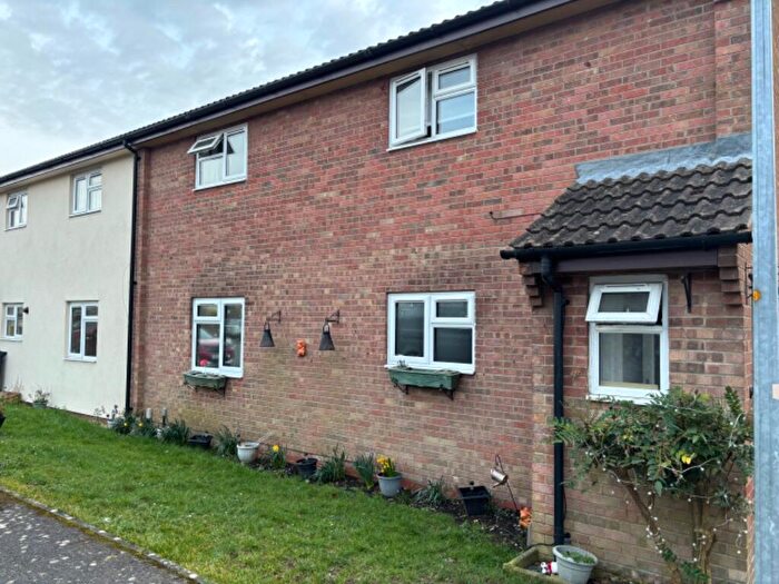 2 Bedroom Maisonette For Sale In Challis Court, SP11