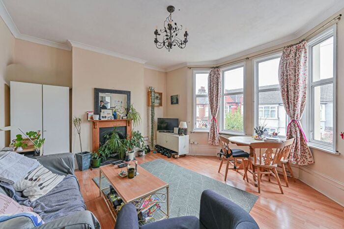 2 Bedroom Flat To Rent In Lucien Road, Tooting Bec, London, SW17