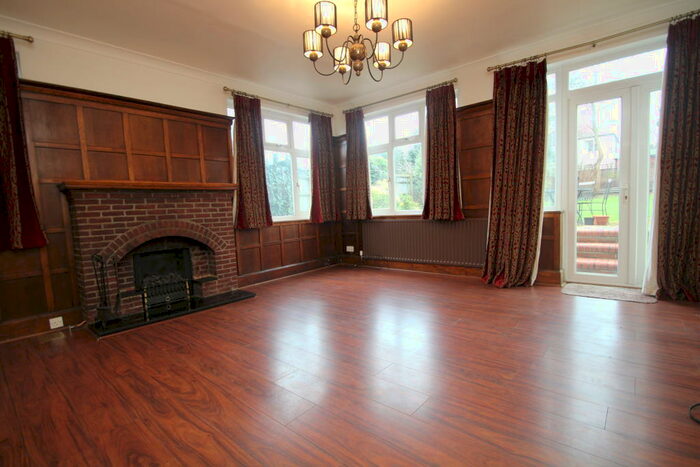 2 Bedroom Flat To Rent In Zero Deposit Option Available. Ashurst Walk, Croydon, CR0