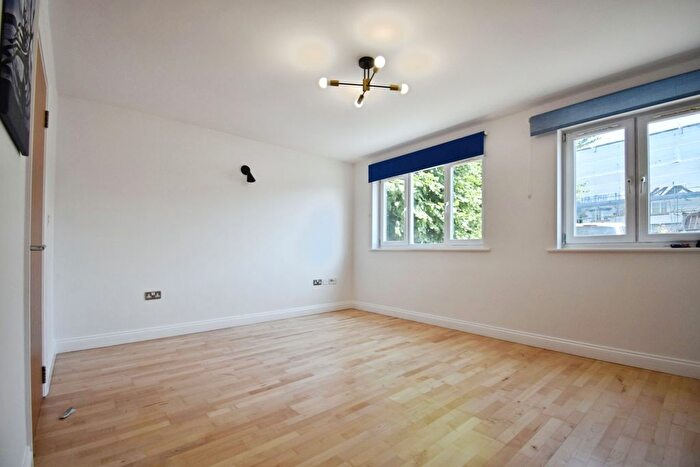 2 Bedroom Flat To Rent In Vincent Close, Bromley, BR2