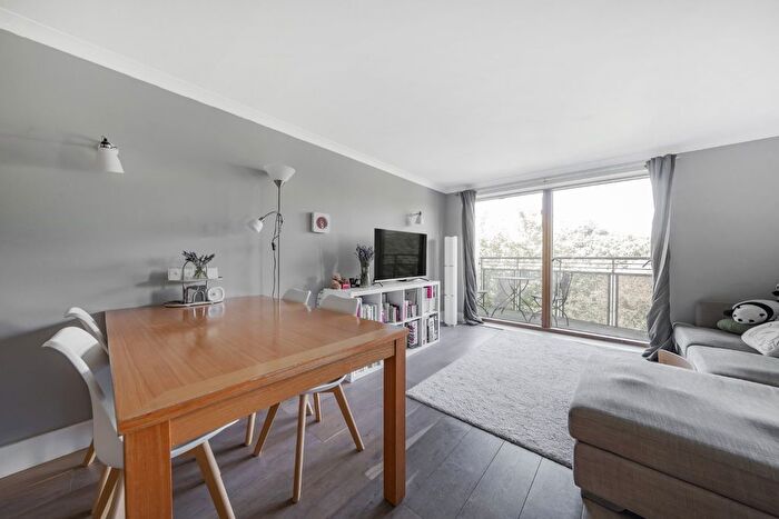 2 Bedroom Flat For Sale In Chiswick High Road, Chiswick, London, W4