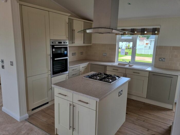 2 Bedroom Mobile/park Home For Sale In Yarwell, Peterborough, PE8
