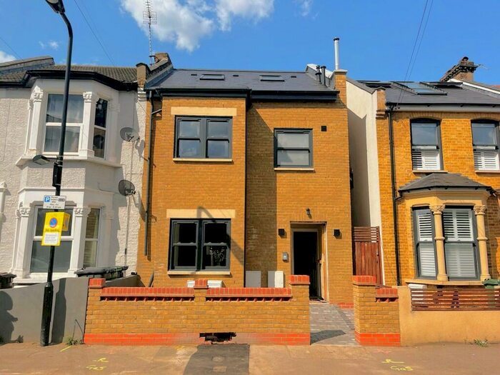 2 Bedroom Flat For Sale In Lindley Road, London, E10