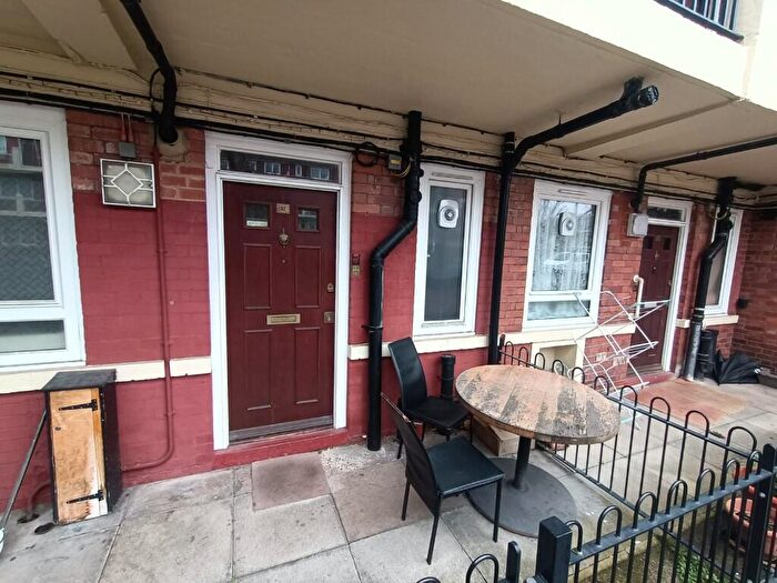 1 Bedroom Flat To Rent In Kirby Estate, Southwark Park Road, London, SE16