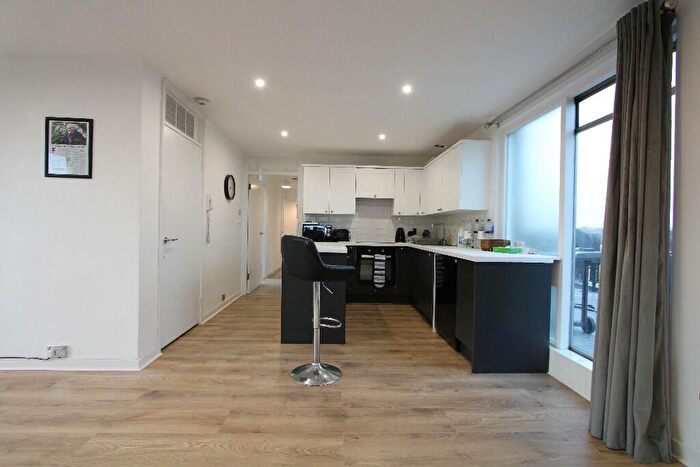 3 Bedroom Flat To Rent In Landsdowne Road, London, SW20