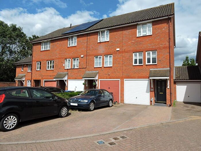 3 Bedroom End Of Terrace House For Sale In Rossington Close, Enfield, EN1
