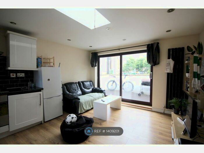 2 Bedroom Semi-Detached House To Rent In Amersham Road, London, SE14