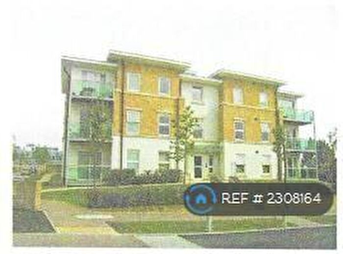 2 Bedroom Flat To Rent In Lewis Court, Leatherhead, KT22