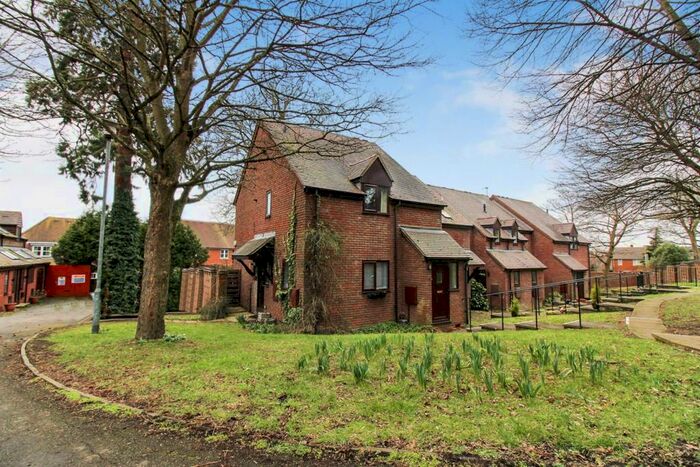 2 Bedroom Apartment To Rent In Chadbone Close, Aylesbury, HP20