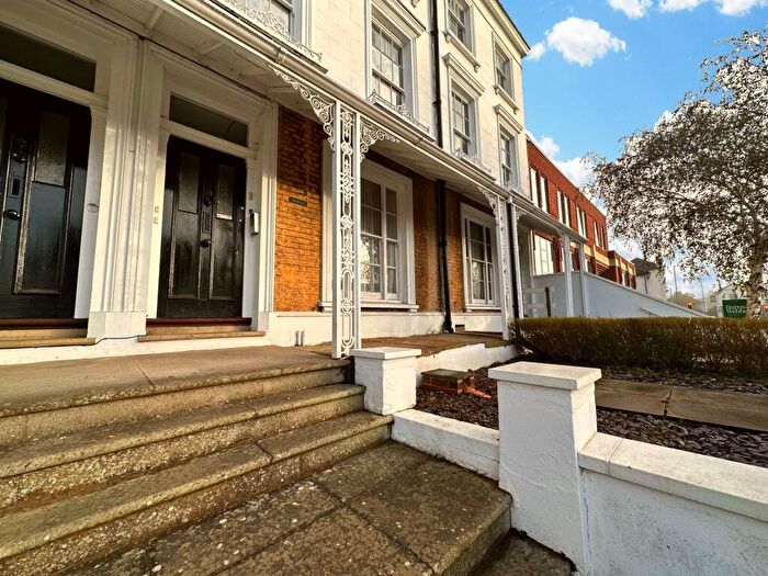 3 Bedroom Flat To Rent In East Street, Farnham, GU9