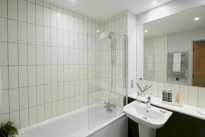 1 Bedroom Flat To Rent In The Quay Loop Road, Salford Quays, M50