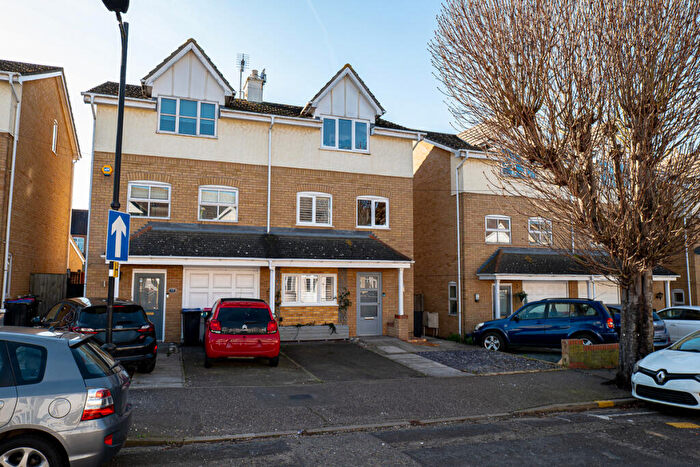 4 Bedroom Semi Detached House For Sale In Priory Avenue, Southend-on-sea, SS2