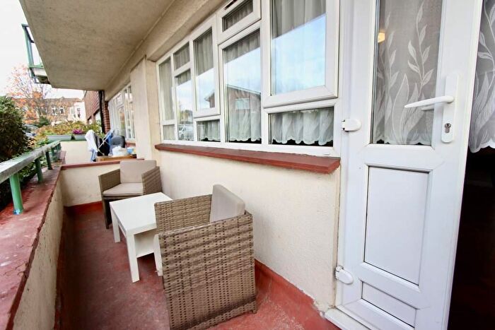 Studio To Rent In Green Lanes, London, N13