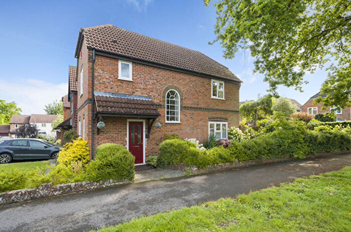 3 Bedroom Link Detached House For Sale In Lower Moor, Yateley, Hampshire, GU46