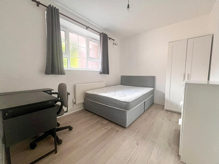 3 Bedroom Flat To Rent In Dartford Street, London, SE17