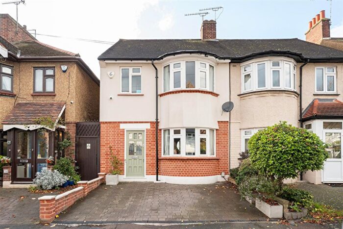 3 Bedroom Property For Sale In Stanley Road, South Woodford, E18
