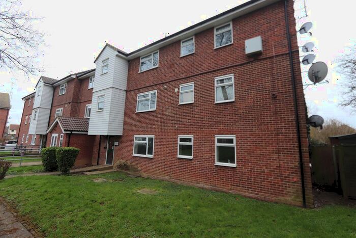 2 Bedroom Flat To Rent In Boston Avenue, Rayleigh, SS6
