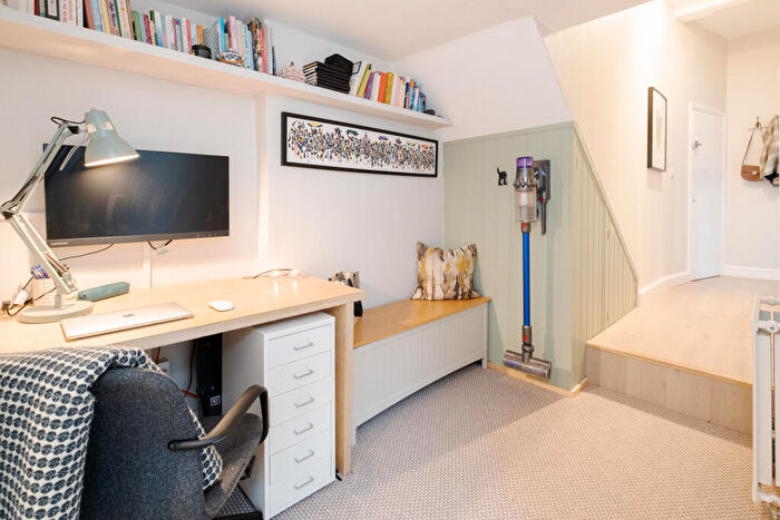 2 Bedroom Flat For Sale In Eburne Road, London, N7