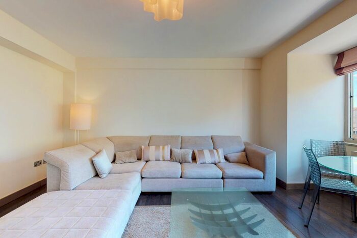 2 Bedroom Flat To Rent In Hyde Park Square, London, W2