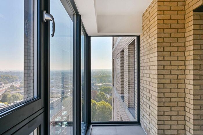 2 Bedroom Flat For Sale In Kew Bridge Rise, Kew Bridge, TW8