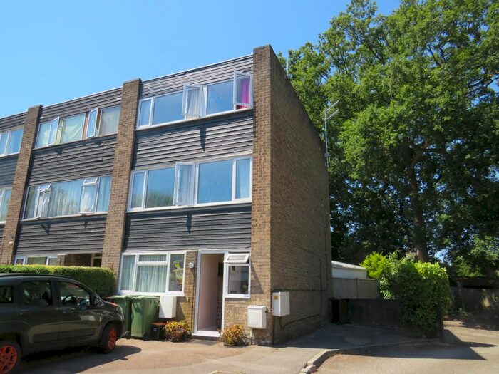 3 Bedroom Flat To Rent In Tudor Court, Tunbridge Wells TN2