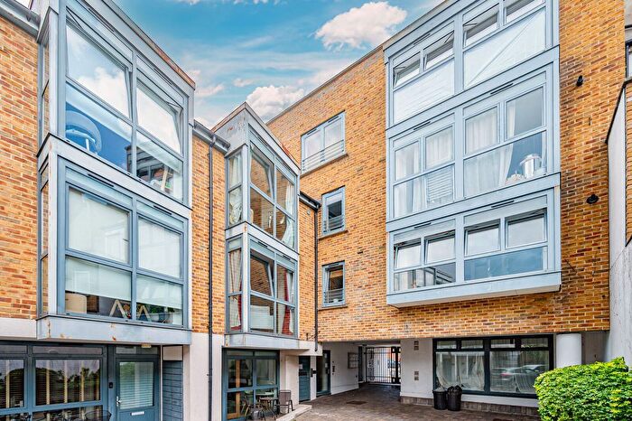 2 Bedroom Flat For Sale In Isabella Mews, Islington, London, N1