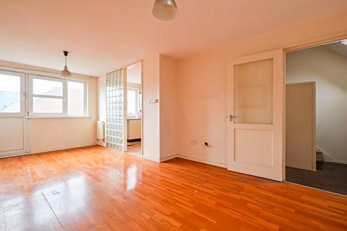 1 Bedroom Flat For Sale In Vulcan Way, Islington, London, N7